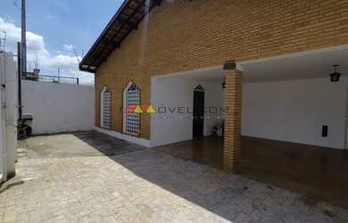 Imagem: O depósito possui 4 Vagas na garagem, 330m² de Área e está