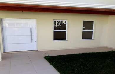 Imagem: A casa possui 3 Dormitórios, 3 Banheiros, 2 Vagas na garagem