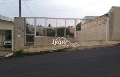 Imagem: A casa possui 4 Dormitórios, 2 Banheiros, 240m² de Área e