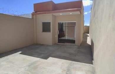 Imagem: A casa possui 3 Dormitórios, 2 Banheiros, 2 Vagas na garagem