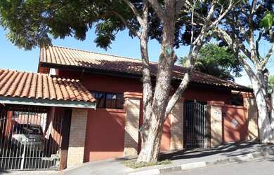 Imagem: A casa possui 3 Dormitórios, 2 Banheiros, 2 Vagas na garagem