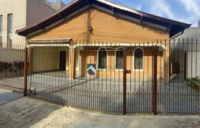 Imagem: A casa possui 3 Dormitórios, 2 Banheiros, 3 Vagas na garagem