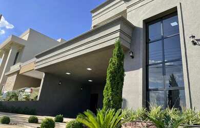 Imagem: A casa possui 3 Dormitórios, 5 Banheiros, 4 Vagas na garagem