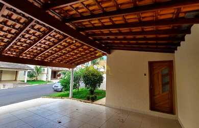 Imagem: A casa possui 3 Dormitórios, 2 Banheiros, 2 Vagas na garagem