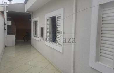 Imagem: A casa possui 3 Dormitórios, 2 Banheiros, 2 Vagas na garagem