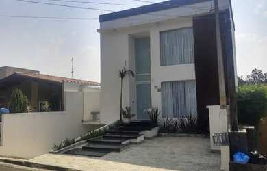 Imagem: A casa em condomínio possui 3 Dormitórios, 2 Banheiros, 250m²