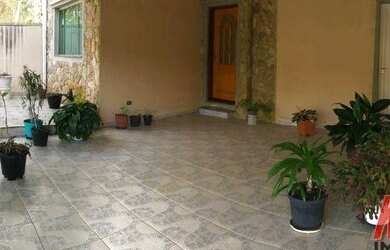 Imagem: A casa à venda possui 3 Dormitórios, 3 Banheiros, 2 Vagas