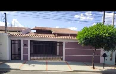 Imagem: A casa possui 3 Dormitórios, 3 Banheiros, 2 Vagas na garagem