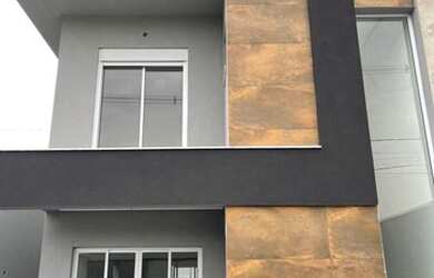 Imagem: A casa possui 3 Dormitórios, 3 Banheiros, 2 Vagas na garagem