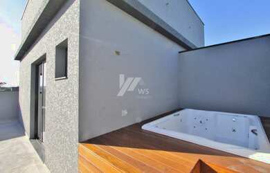 Imagem: A casa possui 3 Dormitórios, 4 Banheiros, 2 Vagas na garagem