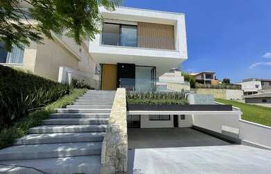 Imagem: A casa em condomínio possui 4 Dormitórios, 5 Banheiros, 4