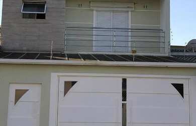 Imagem: A casa possui 3 Dormitórios, 3 Banheiros, 2 Vagas na garagem