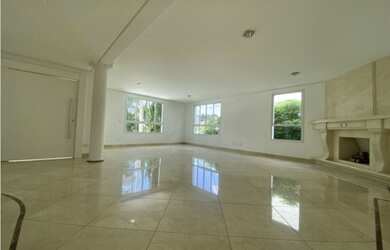 Imagem: A casa possui 4 Dormitórios, 5 Banheiros, 4 Vagas na garagem