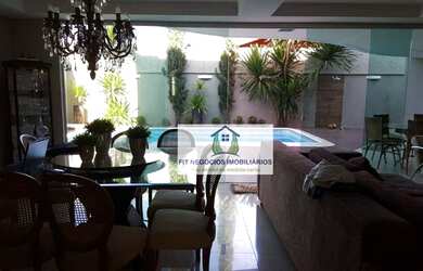 Imagem: A casa em condomínio possui 5 Dormitórios, 5 Banheiros e 460m²