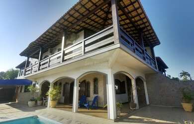 Imagem: A casa possui 3 Dormitórios, 3 Banheiros, 2 Vagas na garagem