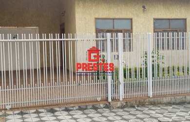 Imagem: A casa possui 3 Dormitórios, 1 Banheiro, 2 Vagas na garagem