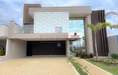 Imagem: A casa em condomínio possui 3 Dormitórios, 2 Banheiros, 4