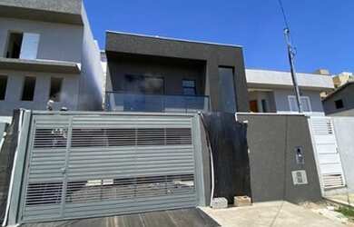 Imagem: A casa possui 3 Dormitórios, 2 Banheiros, 2 Vagas na garagem