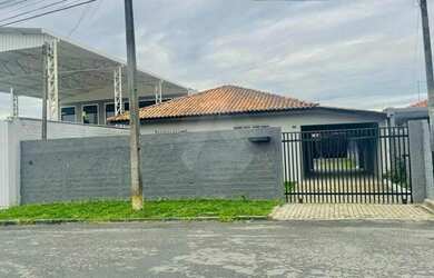 Imagem: A casa possui 4 Dormitórios, 2 Banheiros, 2 Vagas na garagem