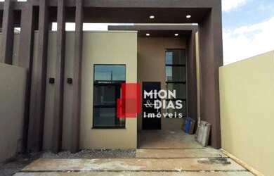 Imagem: A casa possui 3 Dormitórios, 2 Banheiros, 2 Vagas na garagem