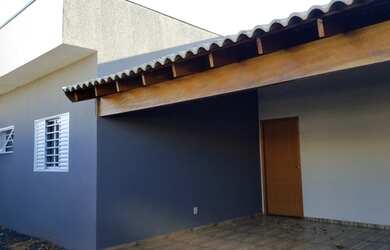 Imagem: A casa possui 3 Dormitórios, 2 Banheiros, 2 Vagas na garagem