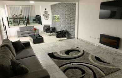 Imagem: A casa em condomínio possui 4 Dormitórios, 4 Banheiros, 400m²