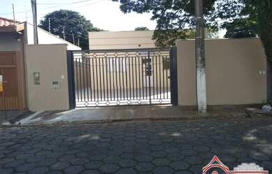 Imagem: A casa possui 1 Dormitório, 1 Banheiro, 1 Vaga na garagem e