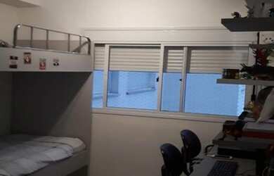 Imagem: O apartamento possui 2 Dormitórios, 1 Banheiro, 1 Vaga na garagem