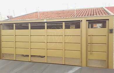 Imagem: A casa possui 3 Dormitórios, 2 Banheiros, 3 Vagas na garagem