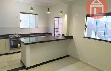 Imagem: A casa possui 2 Dormitórios, 2 Banheiros, 2 Vagas na garagem