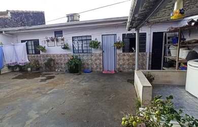 Imagem: A casa possui 2 Dormitórios, 1 Banheiro, 2 Vagas na garagem