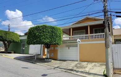 Imagem: A casa possui 2 Dormitórios, 1 Banheiro, 2 Vagas na garagem