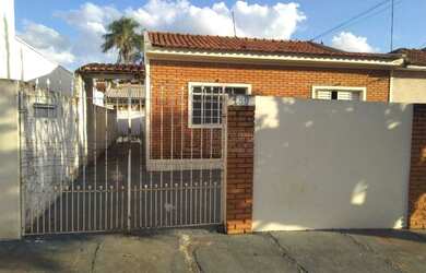 Imagem: A casa possui 2 Dormitórios, 1 Banheiro, 2 Vagas na garagem