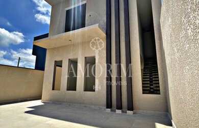 Imagem: A casa possui 3 Dormitórios, 1 Banheiro, 2 Vagas na garagem