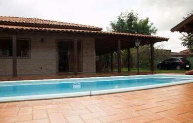 Imagem: A casa possui 3 Dormitórios, 2 Banheiros, 800m² de Área e