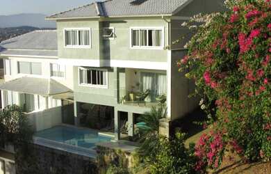 Imagem: A casa em condomínio possui 5 Dormitórios, 5 Banheiros, 2