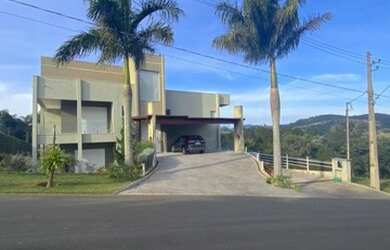 Imagem: A casa em condomínio possui 5 Dormitórios, 5 Banheiros e 800m²