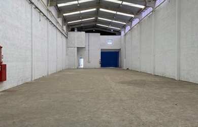 Imagem: O depósito possui 4 Vagas na garagem, 892m² de Área e está