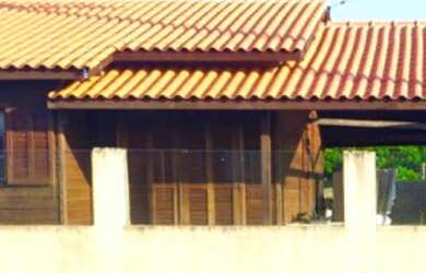 Imagem: A casa possui 4 Dormitórios, 2 Banheiros, 300m² de Área e