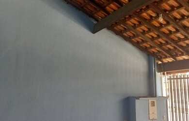 Imagem: A casa possui 2 Dormitórios, 2 Banheiros, 2 Vagas na garagem