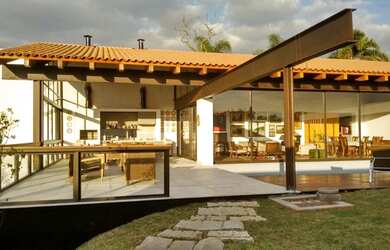 Imagem: A casa possui 3 Dormitórios, 5 Banheiros, 5 Vagas na garagem