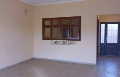 Imagem: A casa possui 3 Dormitórios, 2 Banheiros e 235m² de Área