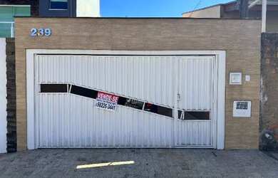 Imagem: A casa possui 3 Dormitórios, 2 Banheiros, 2 Vagas na garagem