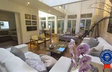 Imagem: A casa possui 4 Dormitórios, 1 Banheiro, 5 Vagas na garagem