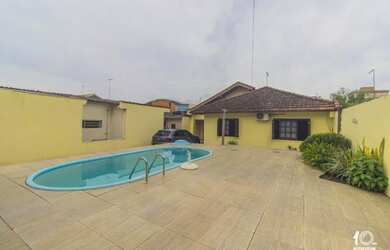 Imagem: A casa possui 3 Dormitórios, 3 Banheiros, 5 Vagas na garagem