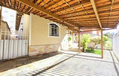 Imagem: A casa possui 3 Dormitórios, 3 Banheiros, 2 Vagas na garagem