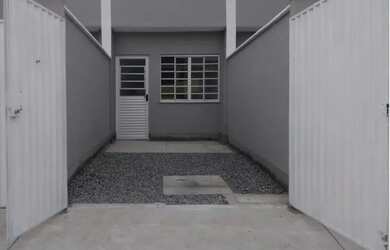 Imagem: A casa possui 1 Dormitório, 1 Banheiro, 1 Vaga na garagem