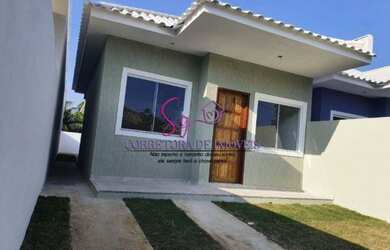 Imagem: A casa possui 3 Dormitórios, 2 Banheiros, 2 Vagas na garagem