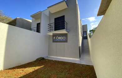 Imagem: A casa possui 2 Dormitórios, 2 Banheiros, 2 Vagas na garagem