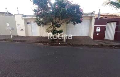 Imagem: A casa possui 5 Dormitórios, 4 Banheiros, 2 Vagas na garagem